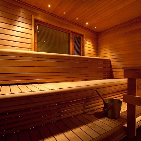 President Spacious Center Apartment, Sleeps 10 아파트 *