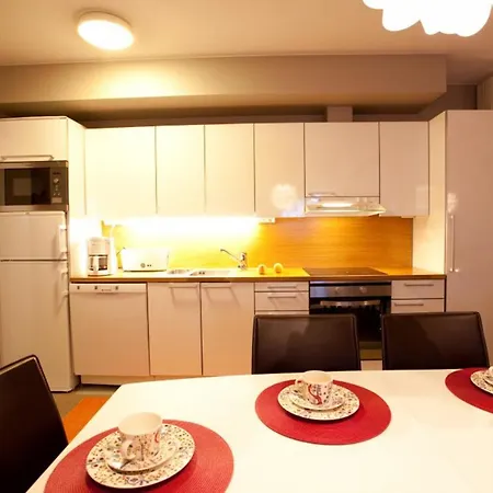 President Spacious Center Apartment, Sleeps 10 Huoneisto