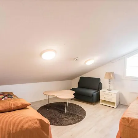 President Spacious Center Apartment, Sleeps 10 * 레비