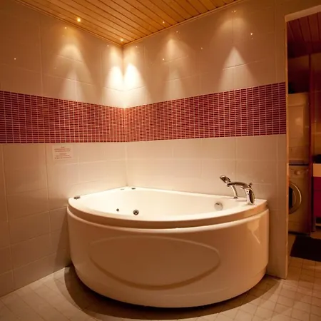 President Spacious Center Apartment, Sleeps 10 아파트 *